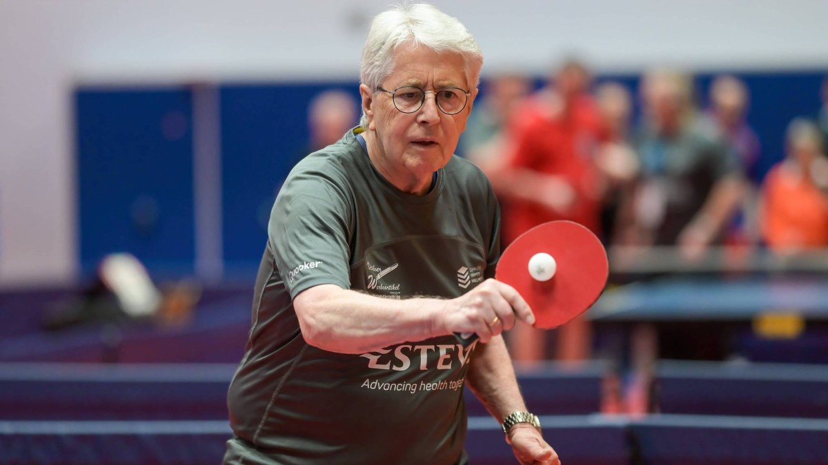 Frank Elstner spielt Ping Pong gegen Parkinson