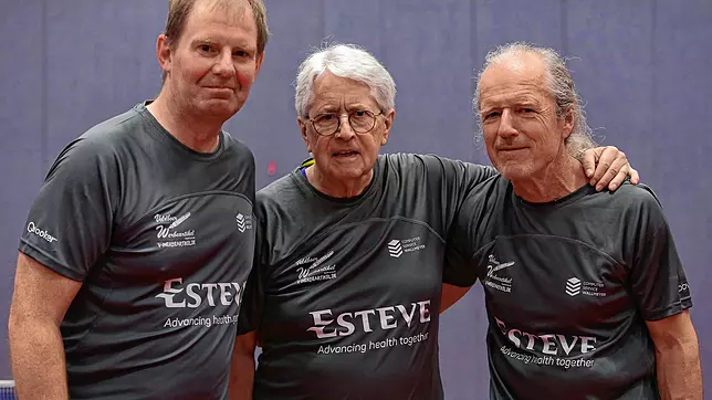 Parkinson-Patienten spielen Tischtennis mit Prominenten