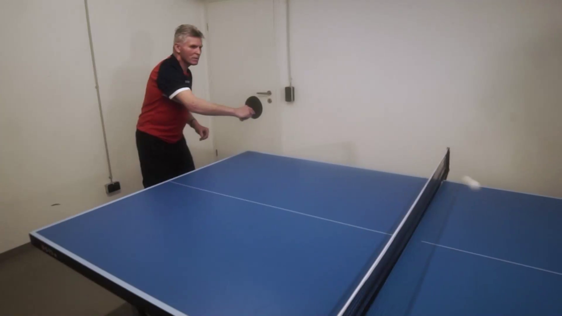 Hubert Hain spielt Ping Pong, um Schmerzen zu lindern